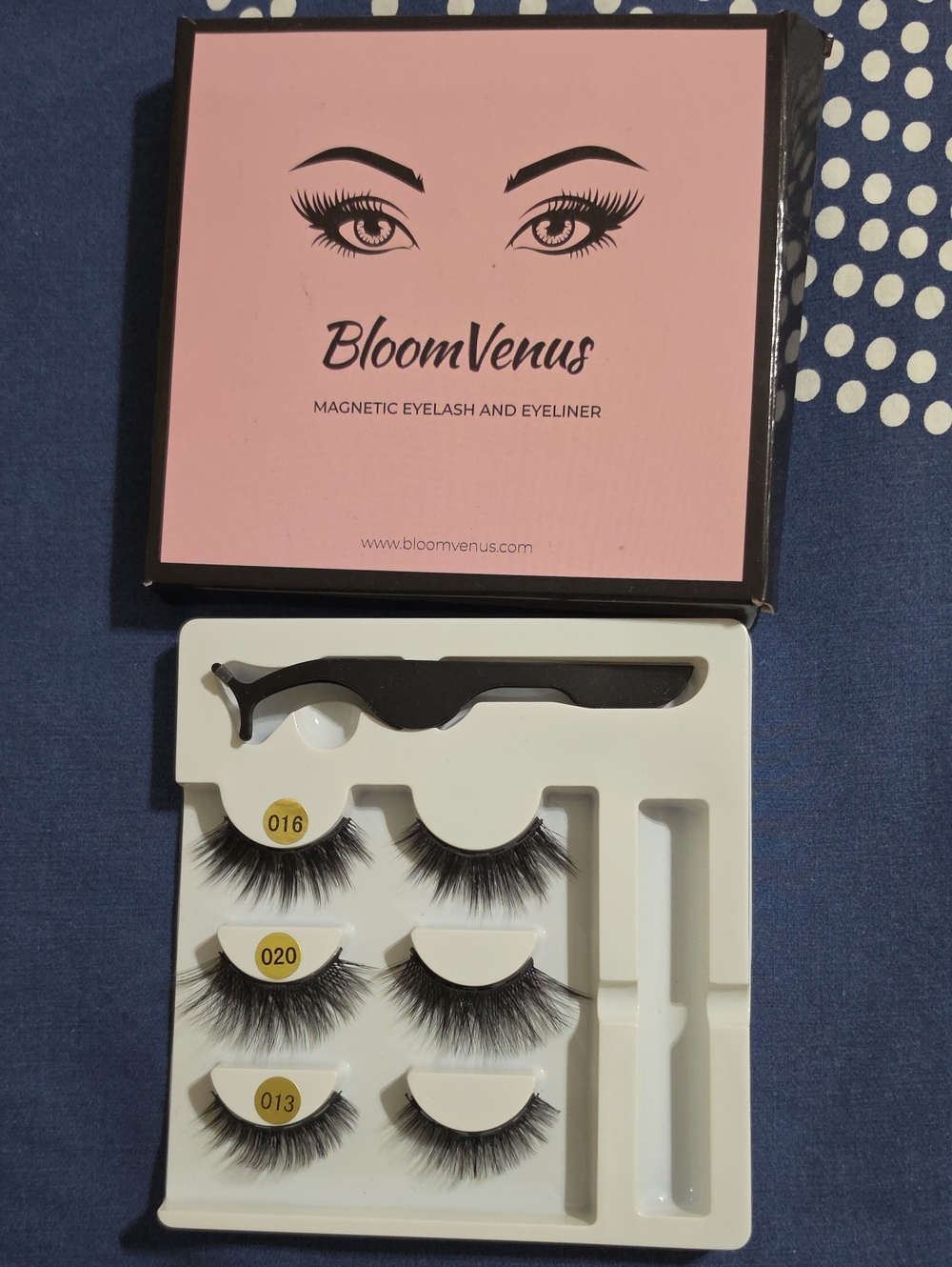 Magnetic Upper Eyelashes & Applicator Tool— Black (3 Pairs)
